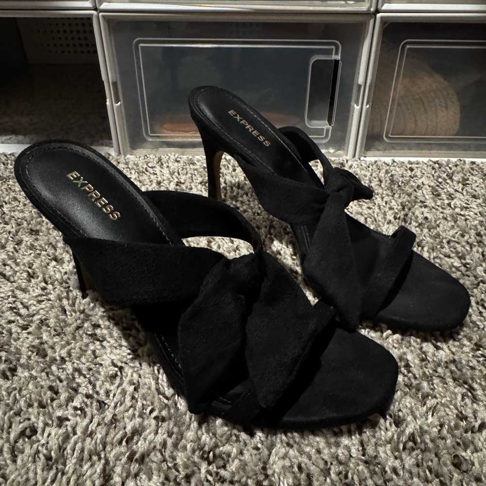 Express Black Heeled Shoes Elegant Design